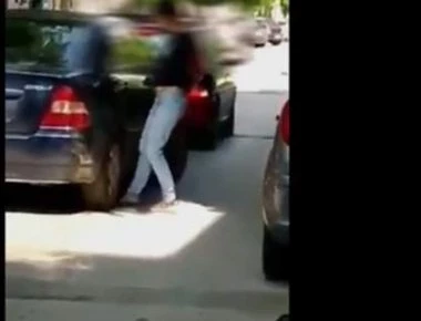Σάλος με νεαρή στη Θεσσαλονίκη: Βάζει το πόδι της στις ρόδες Ι.Χ. για να ζητήσει μετά χρηματική αποζημίωση! (βίντεο)